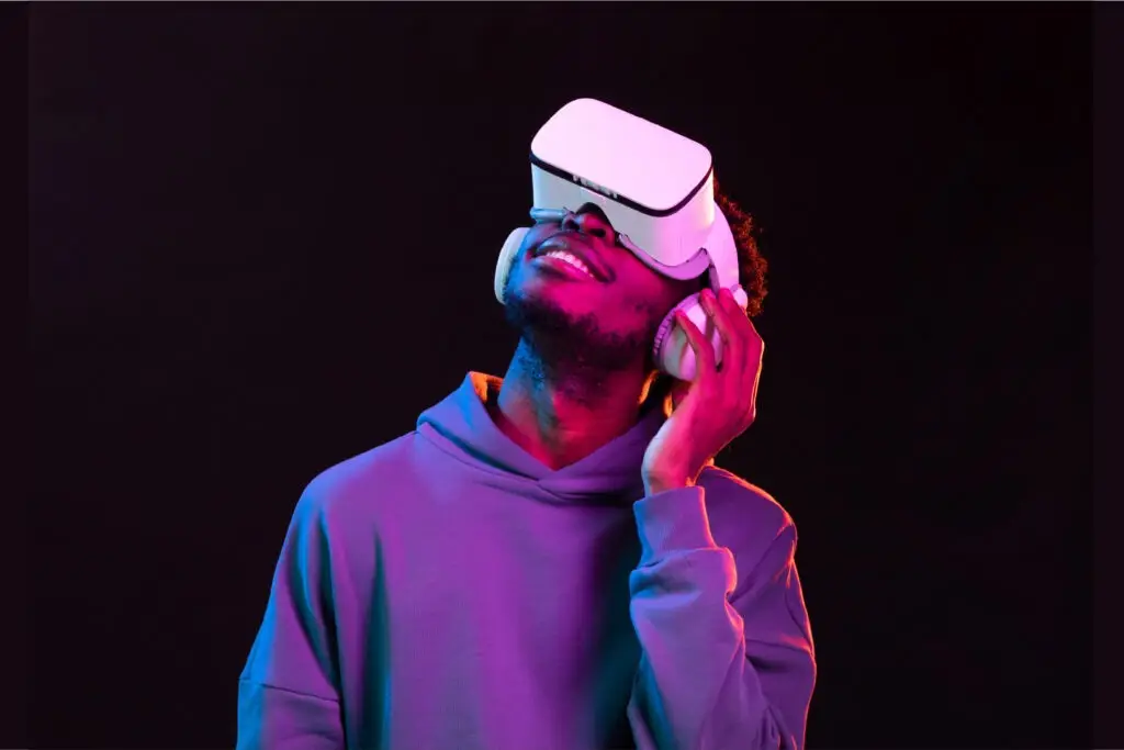 Illustration d'une personne portant un casque de réalité virtuelle et un casque audio